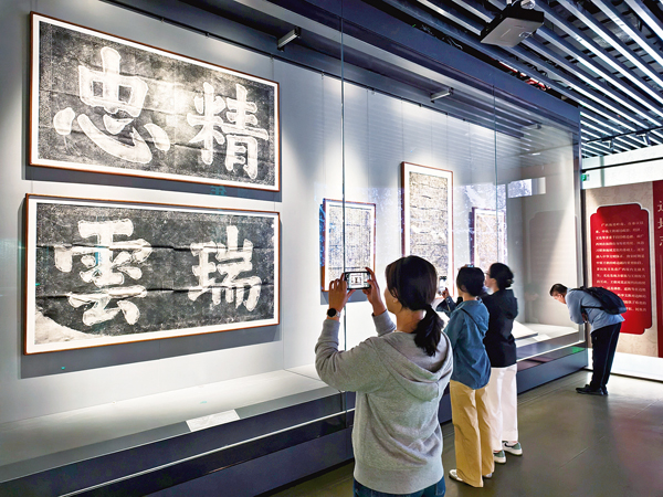 观众在“千年石语——广西唐宋碑拓精品展”上拍照。记者宋延康摄