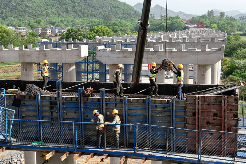 全灌高速公路全州南互通主线3号桥右幅5号盖梁模板加固及预埋钢筋安装施工。邓兴旺摄
