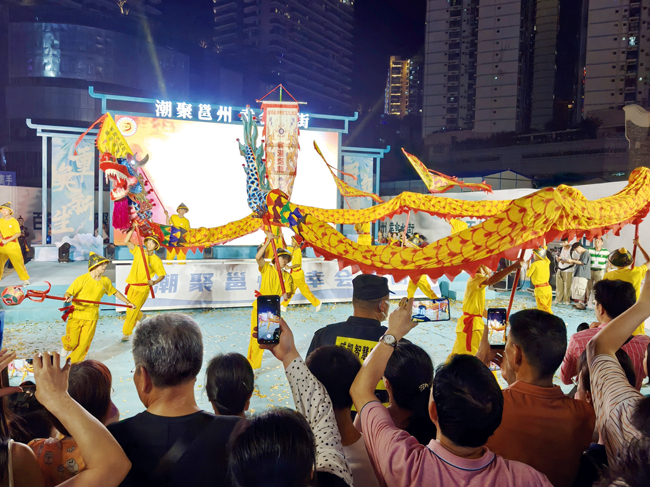 宾阳炮龙表演点燃现场气氛。记者黄敬敏摄