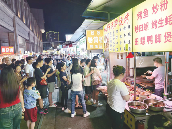 中山路美食街人流如織。記者宋延康攝