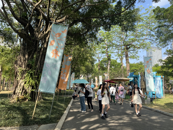 市民游客来到南湖公园游玩。