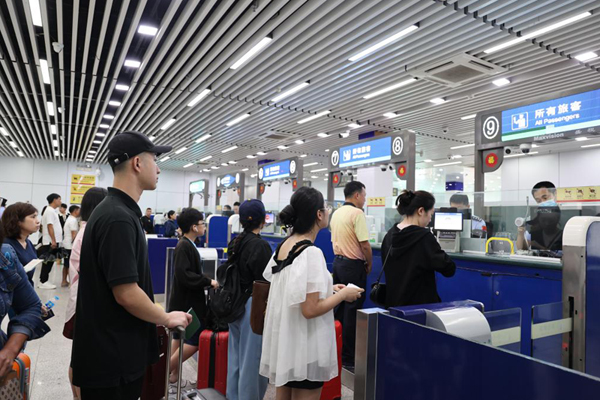 在東興口岸，入境旅客正在有序接受邊防檢查。陳林杰攝