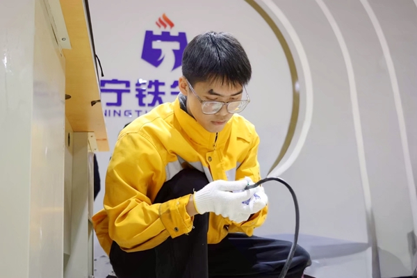 陳鵬樞進行線纜接頭制作。王萬強攝