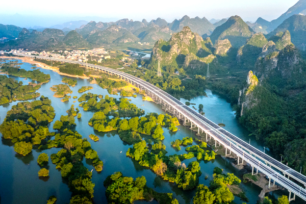 灌阳至平乐高速公路沿线风景如画。广西交通投资集团供图