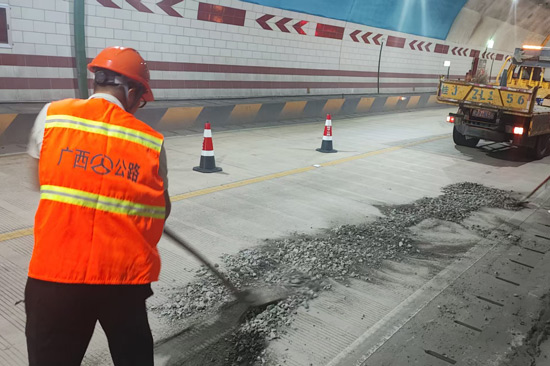 昭平公路養護中心養護人員在省道503線大風坳隧道站清理洒落砂石（陸桂江攝） (3)