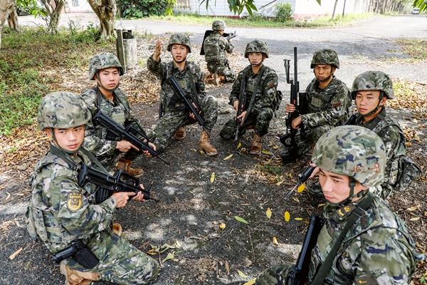 武警官兵正在制定行動方案。馬騰飛攝