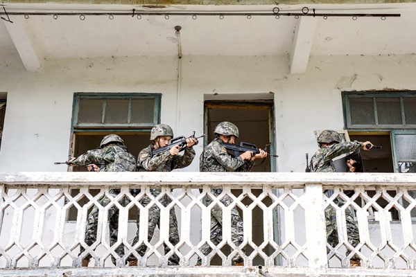 武警官兵正在對廢舊居民樓展開搜索。馬騰飛攝