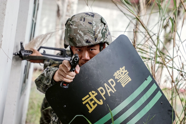 武警官兵隱蔽偵察。馬騰飛攝