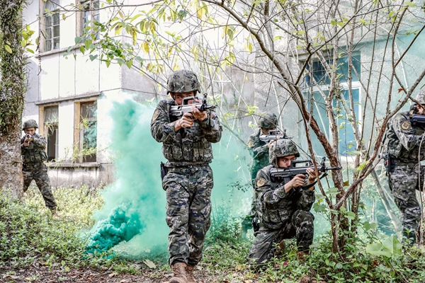 武警官兵交替掩護進行追擊。馬騰飛攝
