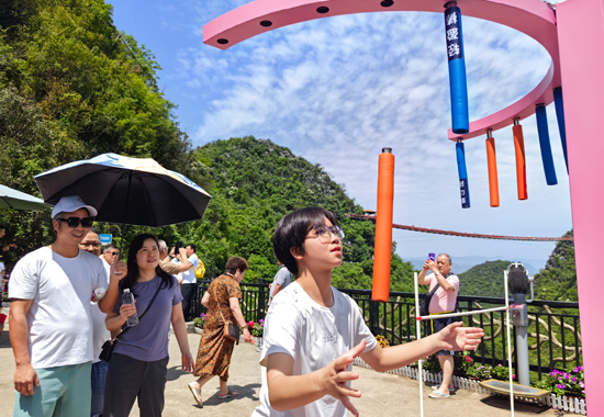 “花式接祥瑞”·升职加薪接棒挑战。如意峰景区供图