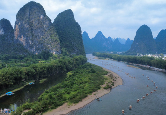 漓江之上浩浩荡荡的竹筏大军。阳朔县漓江景区公司供图