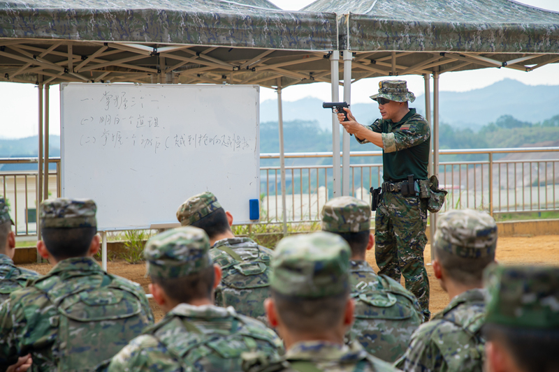 教員為官兵講解手槍射擊要領。杜思念攝