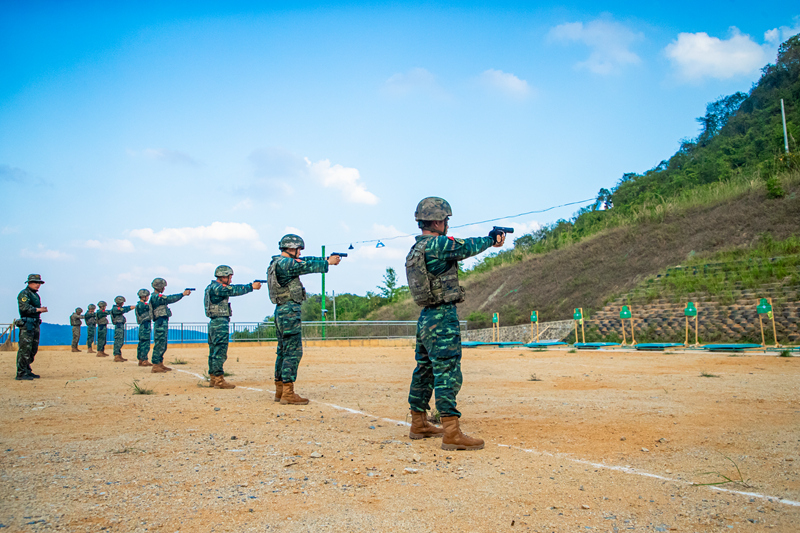 官兵進行手槍快速精度射擊訓練。李章祿攝