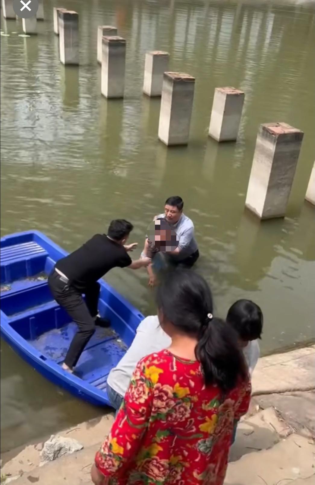 好心人马先生和岸边其他人一起将落水儿童救上岸。