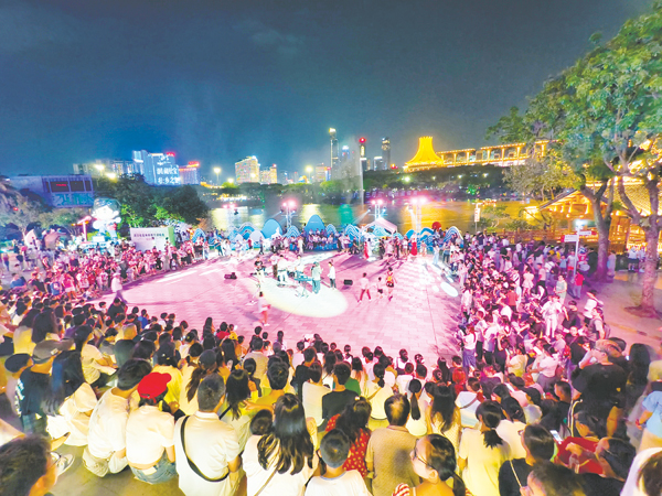 “五一”假期，夜游南宁广受市民游客欢迎，夜色中的民歌湖国际音乐小镇人气旺。记者宋延康摄