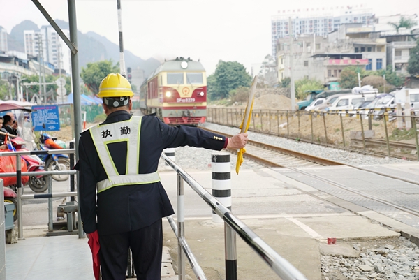 道口工朱貴華進行接車作業。廖婧余攝
