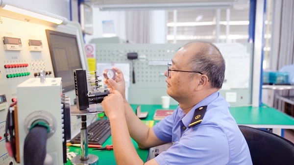 廖春在验收继电器。袁俊杰摄