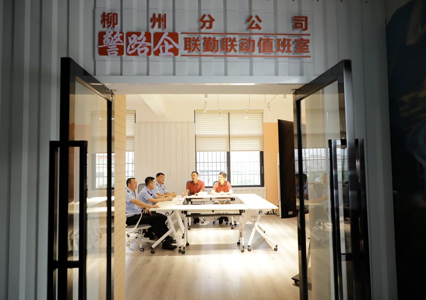 警路企三方在值班室联合值班。江雯圆摄