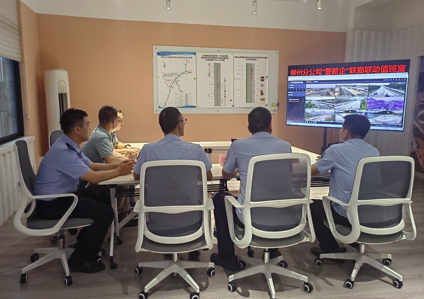 警路企三方值班人员通过监控查看路面车辆通行情况。江雯圆摄