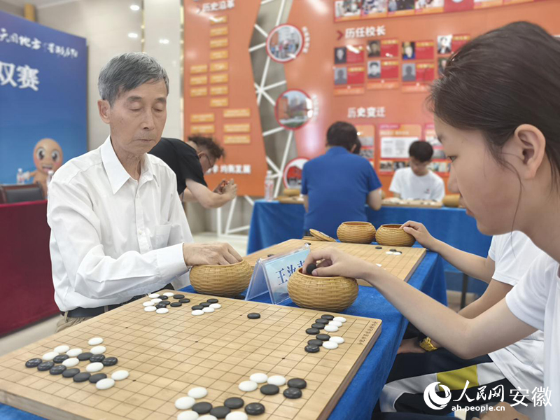 围棋大师指导学生