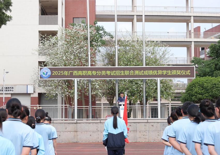 学校教务处主任史硕江宣读表扬名单。黄纯廷摄