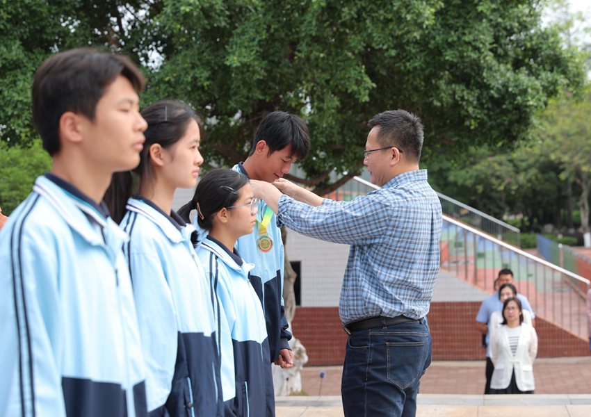 学校党委书记吴光燃给学生颁奖。黄纯廷摄