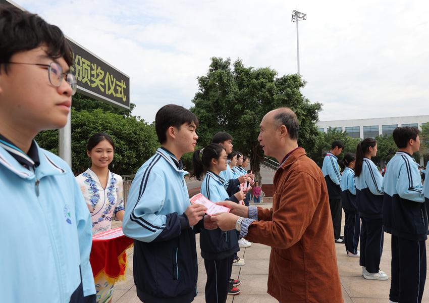 学校党委副书记、纪委书记罗森给学生颁奖。黄纯廷摄