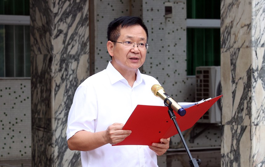 学校党委书记李雪斌讲话。右江民族医学院供图
