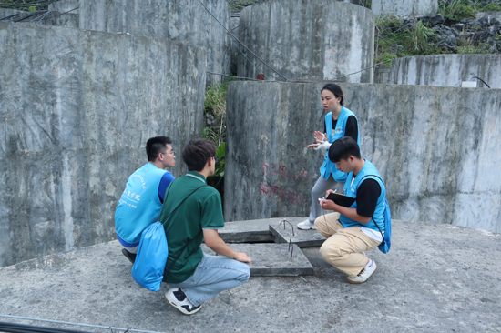 庞海瑜带领学生开展水柜调研（右二）。学校供图