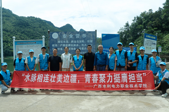 庞海瑜带领学生开展戍守边疆水安全行动。学校供图