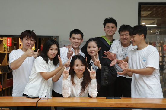 庞海瑜与学生合影。学校供图