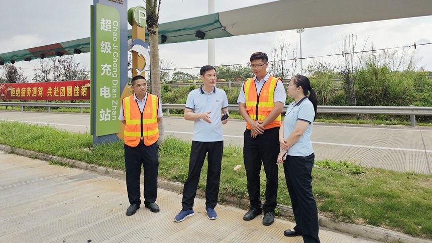 恒信资产公司党委书记、董事长姚雷（左二）带队在钦州西服务区调研指导。王秋实摄