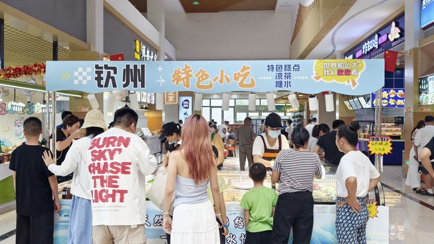那丽服务区临时展销。邓彩凤摄