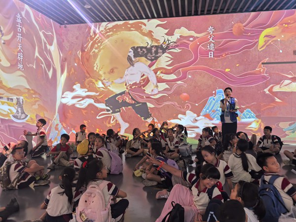 学生在领导老师带领下体验“千年之望 航天圆梦”接力阅读营