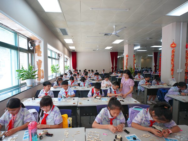 学生组装太阳能月球车。南宁市锦华小学供图