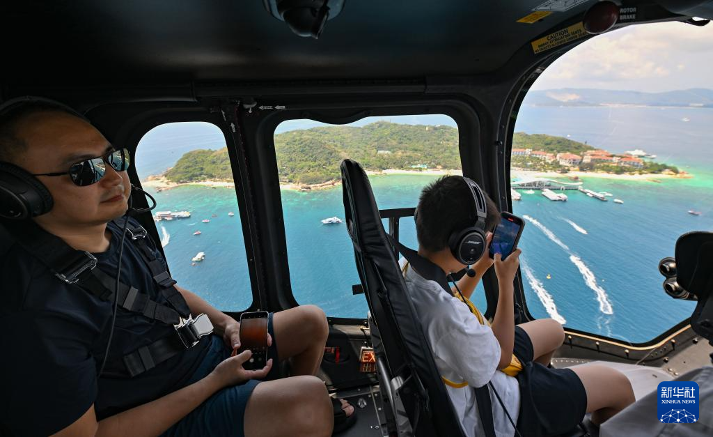 游客在三亚海棠湾直升机观光基地体验飞行