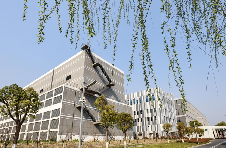 消雾型冷却塔外观与普通楼房相似