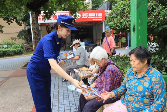 发放消防宣传单