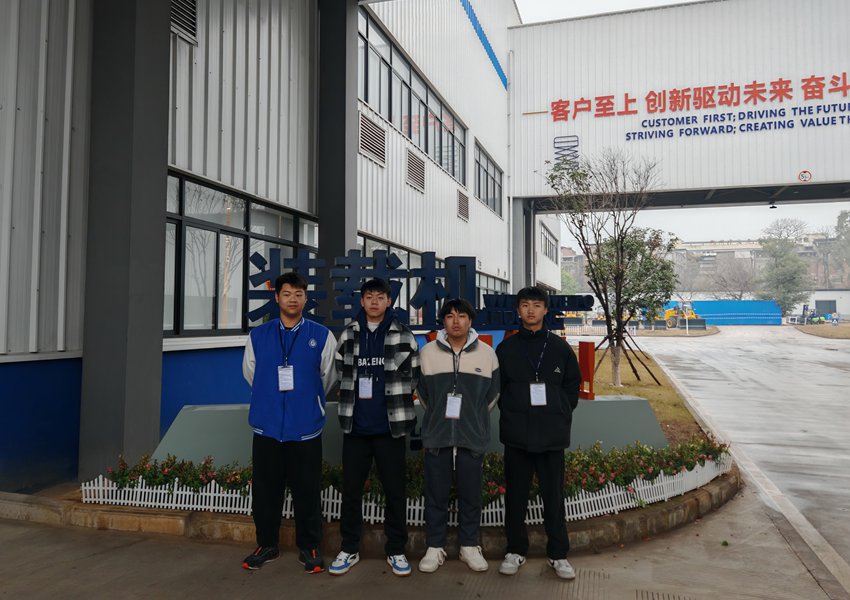 学校物联网应用与服务集训队成员采集数字化转型中的关键技术需求数据。吴惠摄