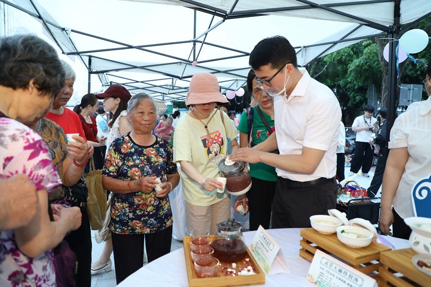 南寧市中醫醫院第四屆“如意”藥膳文化節，市民品嘗醫院精美藥膳。陳勇志攝