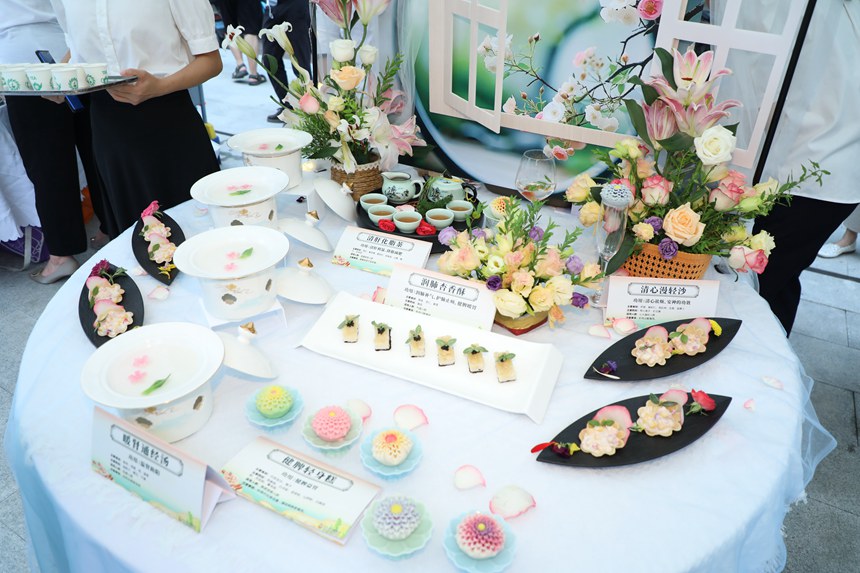 南寧市中醫醫院第四屆“如意”藥膳文化節，醫院展出的精美藥膳。陳勇志攝