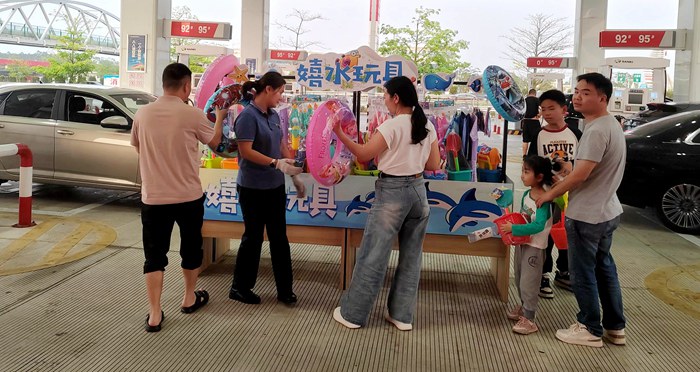 增售特色商品满足旅客需求