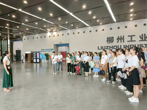 圖1、柳州城市職業學院馬克思主義學院邱萍老師講解柳州工業博物館概況.jpg