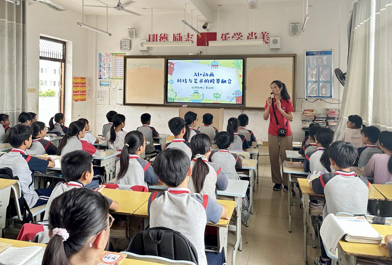 科技輔導員在隆安縣南圩鎮中心小學為學生講授《AI+動畫：科技與藝術的跨界融合》課程。南寧市科技館供圖