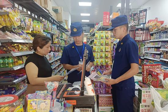 为市场摊主发放消防宣传材料