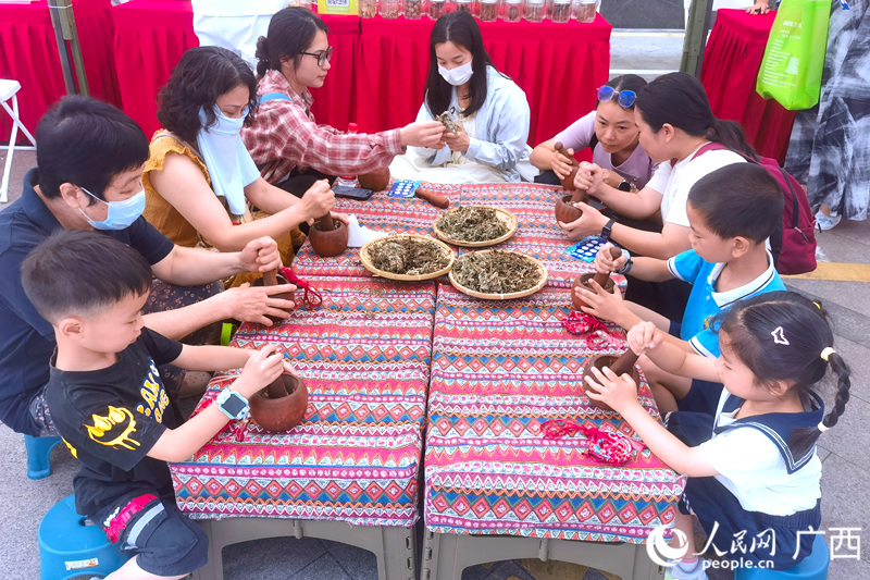 市民学习制作提神香囊。人民网记者 陈燕摄
