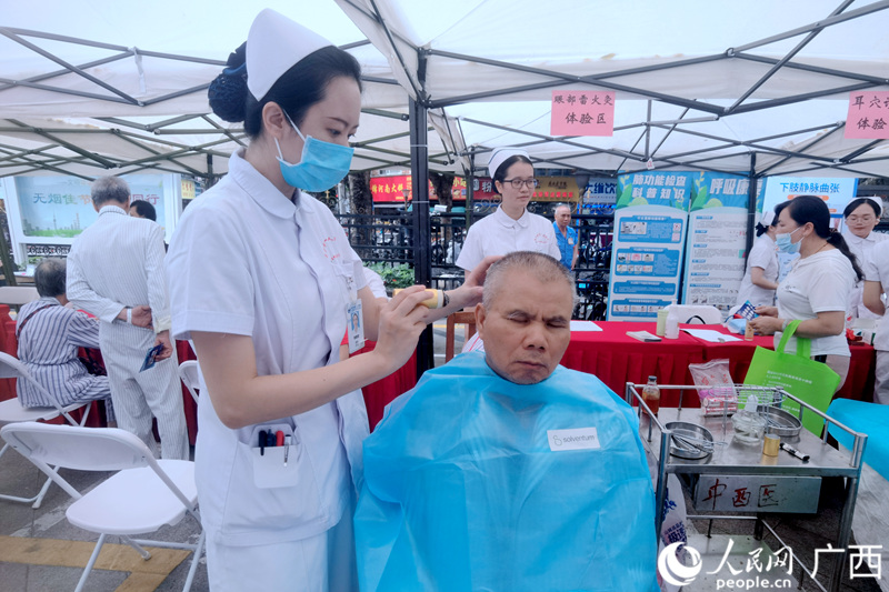 市民体验眼部雷火灸。陈燕摄