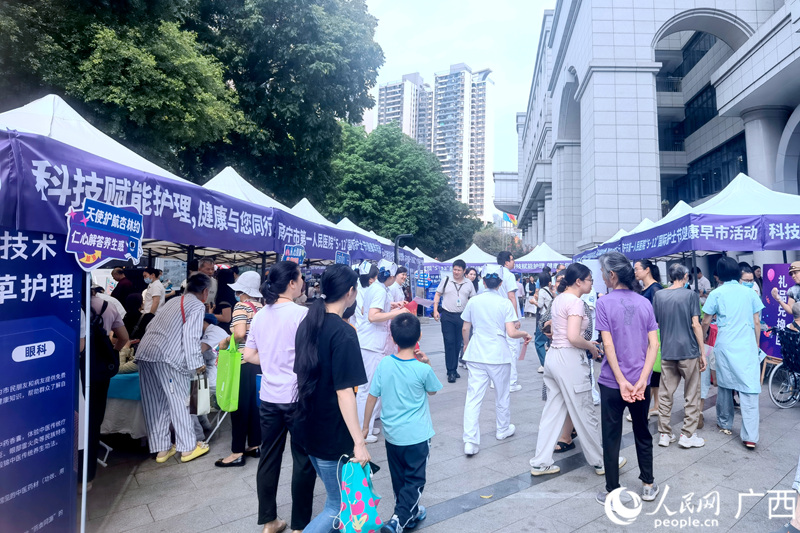 活动现场人潮涌动。陈燕摄