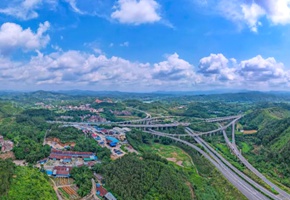 横跨富万村的倒水立交高速大桥