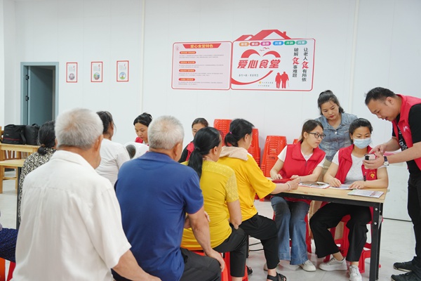 志願者為老人錄入人臉信息。蘭茜攝